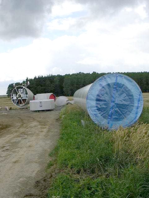 Eoliennes de Lisogne-Thynes (Dinant) : La dernire pice du mt et les morceaux de la turbine sont impressionnantes