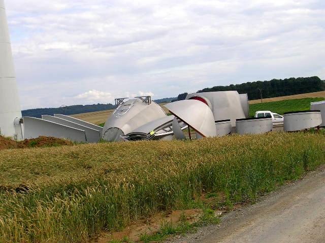 Derrire les normes pices de la turbine de l'olienne, la voiture du service de scurit parat insignifiante. (Lisogne-Dinant)