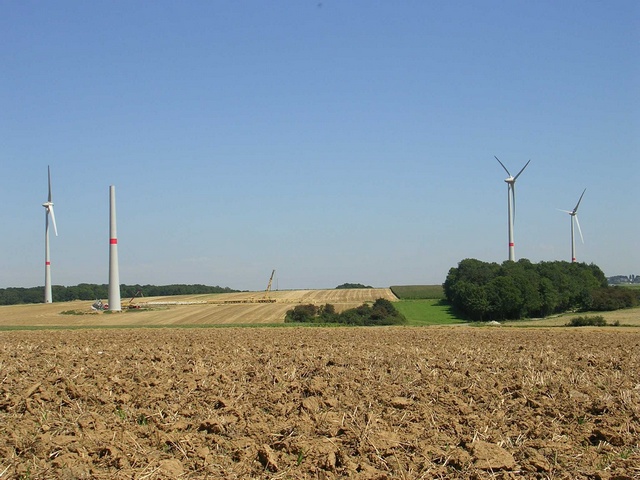 Eolienne en construction  Lisogne : Tout est prt, la grue va tre monte.