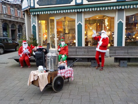 Promenade du Père Noël à Dinant